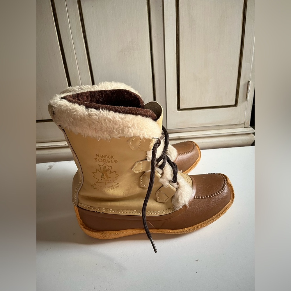 Women’s Vintage Sorel Nanook Insulated Lace Up Wool Lined Tan Winter Boots 9